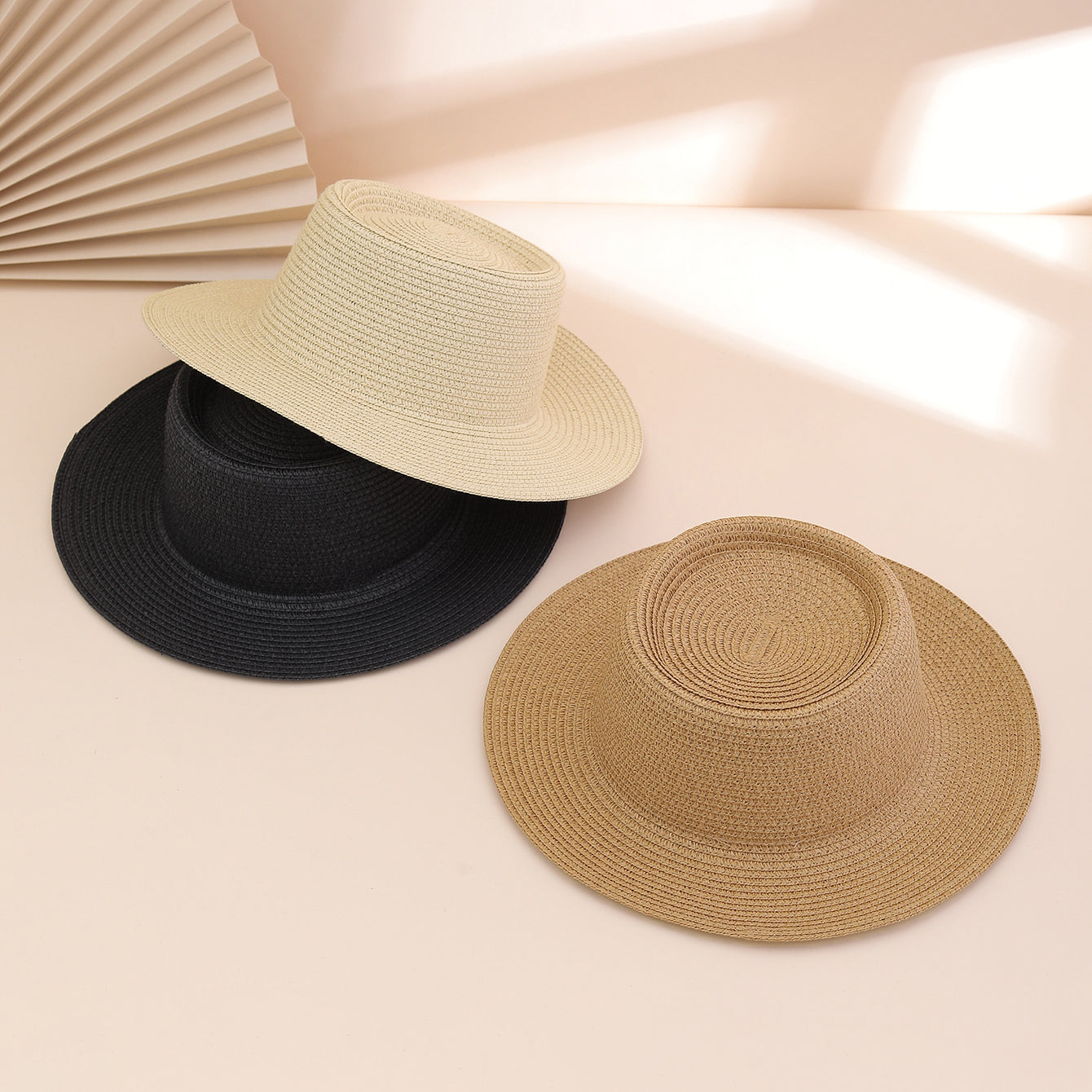 A Stylish And Versatile Sun Hat For Ladies, Featuring A Solid Color Broad Brim And Foldable Concave Top. Perfect For Outdoor Travel, Beach Vacations.