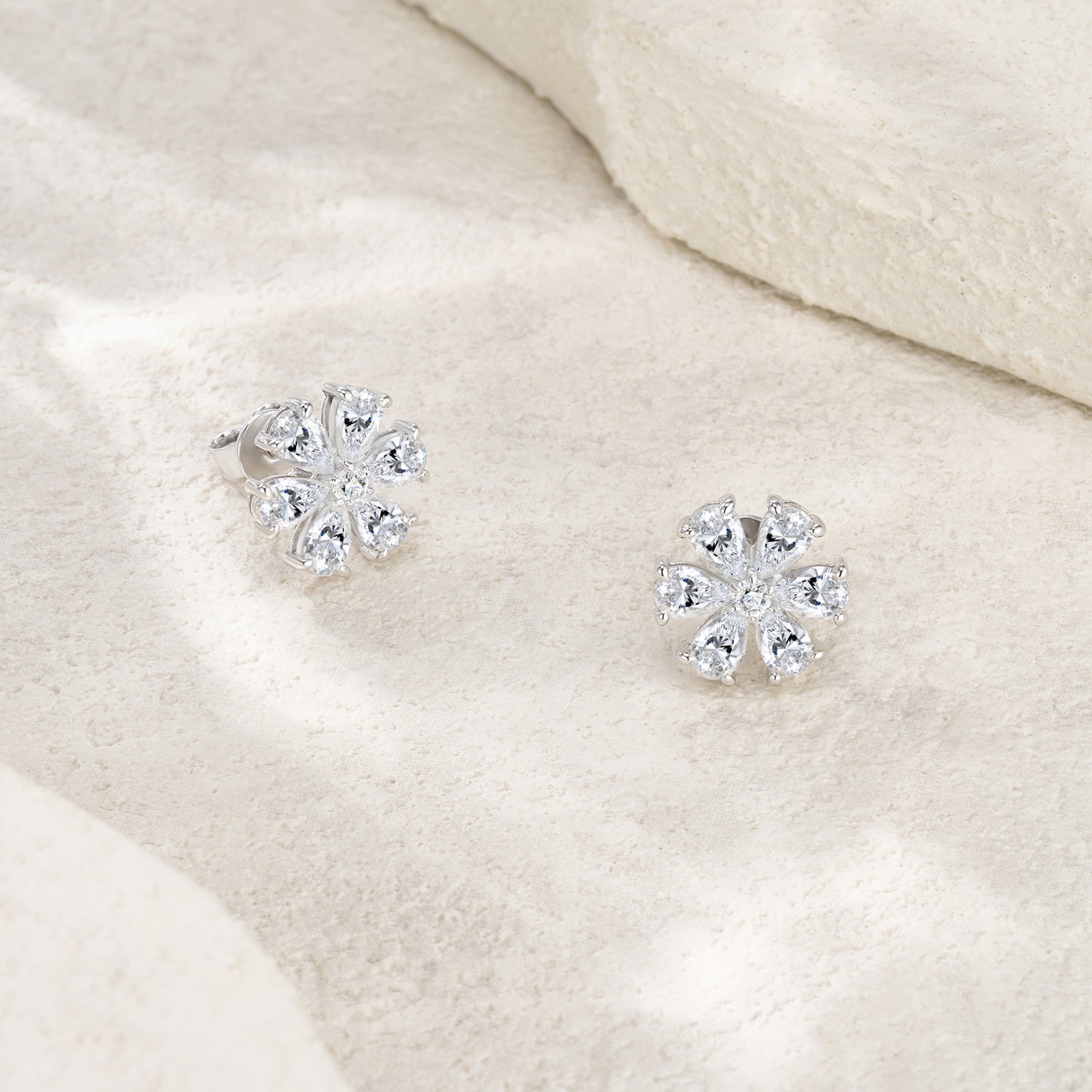 A Luxurious And Fashionable Minimalist Jewelry Earring Set Featuring Top-quality Moissanite Stones, Made Of S925 Silver Electroplated With Platinum.