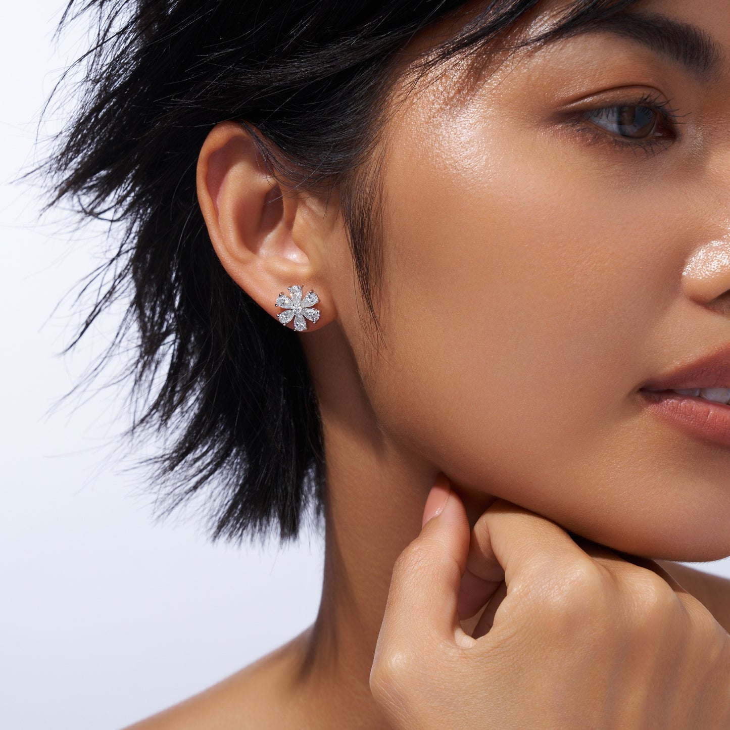 A Luxurious And Fashionable Minimalist Jewelry Earring Set Featuring Top-quality Moissanite Stones, Made Of S925 Silver Electroplated With Platinum.