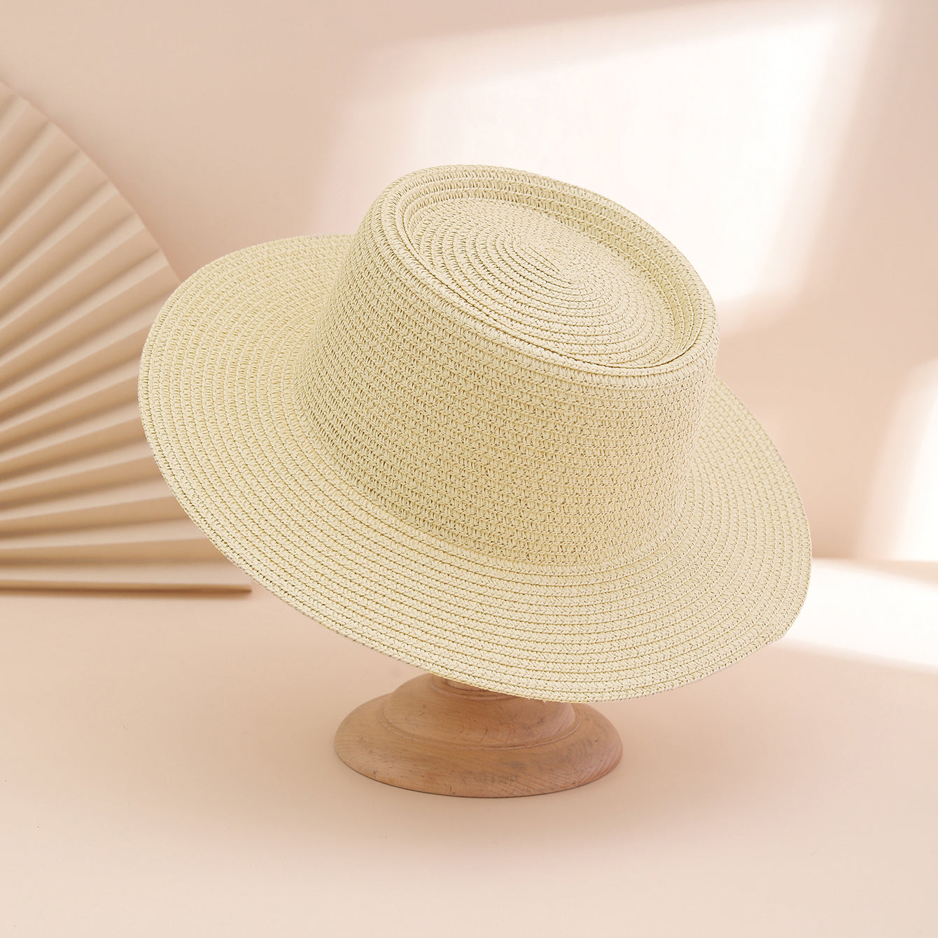 A Stylish And Versatile Sun Hat For Ladies, Featuring A Solid Color Broad Brim And Foldable Concave Top. Perfect For Outdoor Travel, Beach Vacations.