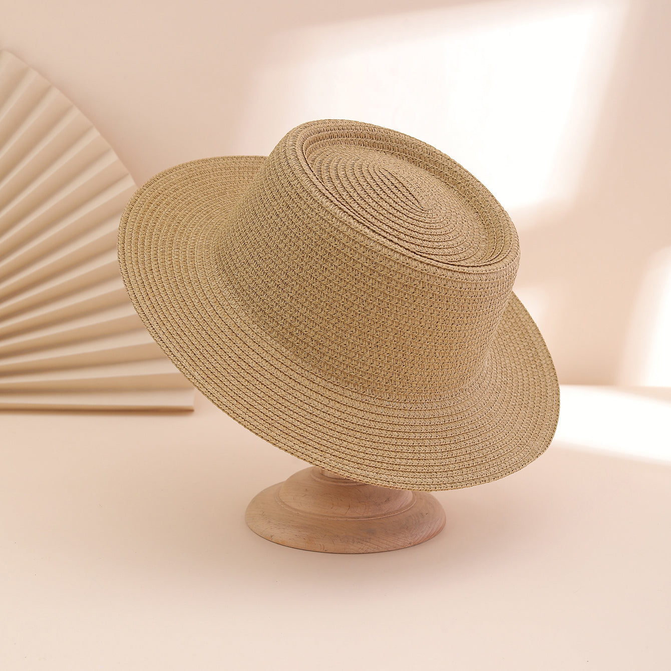 A Stylish And Versatile Sun Hat For Ladies, Featuring A Solid Color Broad Brim And Foldable Concave Top. Perfect For Outdoor Travel, Beach Vacations.