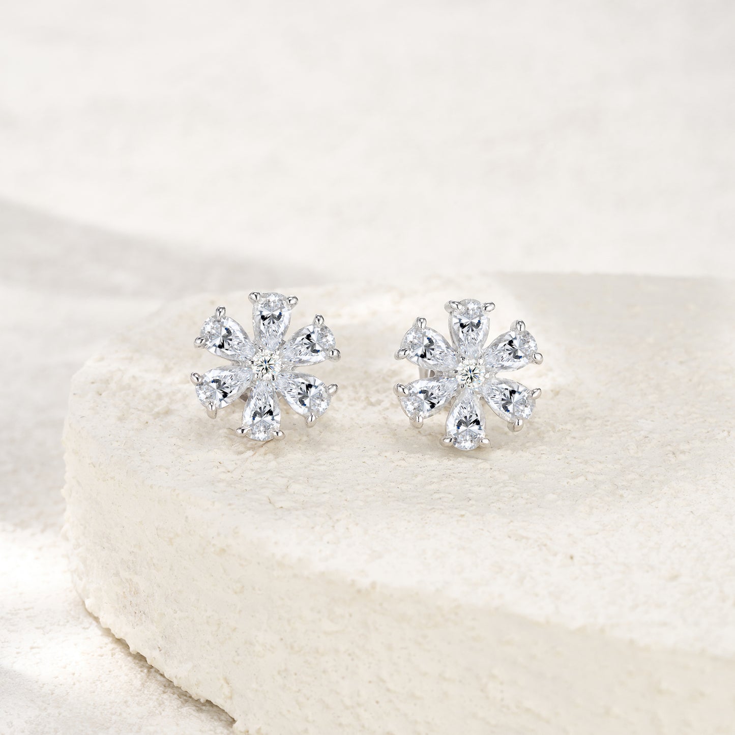 A Luxurious And Fashionable Minimalist Jewelry Earring Set Featuring Top-quality Moissanite Stones, Made Of S925 Silver Electroplated With Platinum.