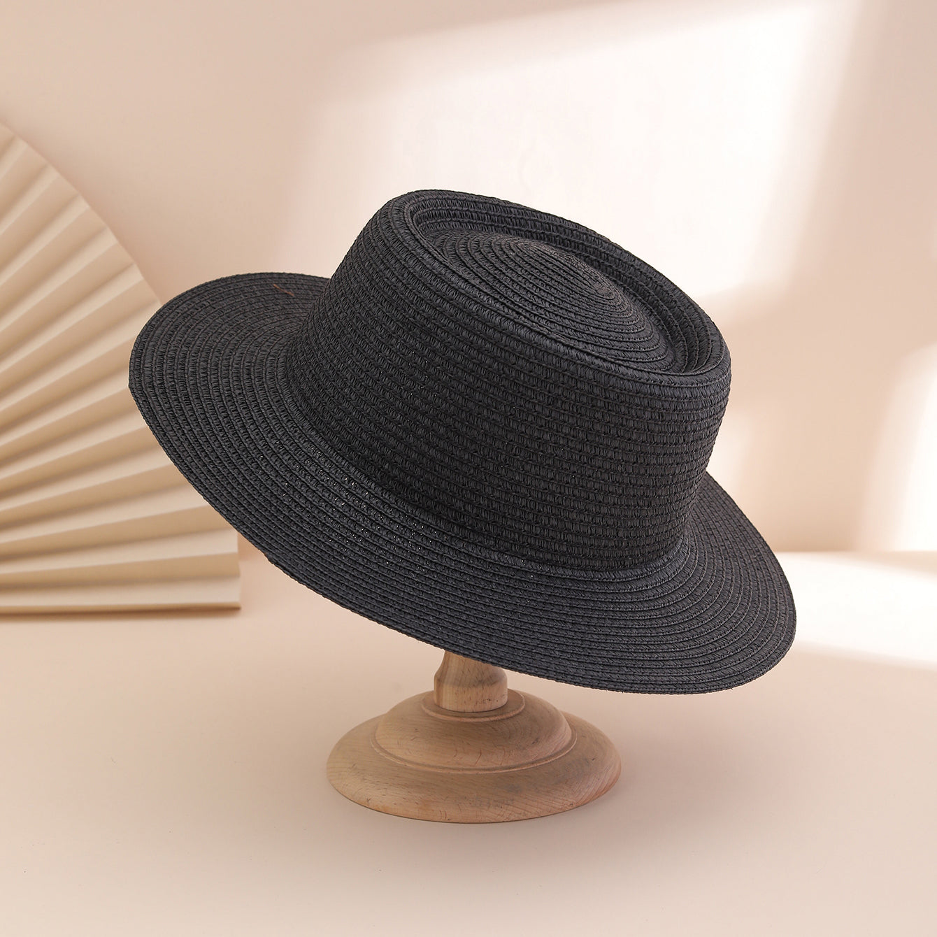 A Stylish And Versatile Sun Hat For Ladies, Featuring A Solid Color Broad Brim And Foldable Concave Top. Perfect For Outdoor Travel, Beach Vacations.